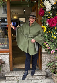 Charlotte Lodencape in der Farbe Salbei mit Grau