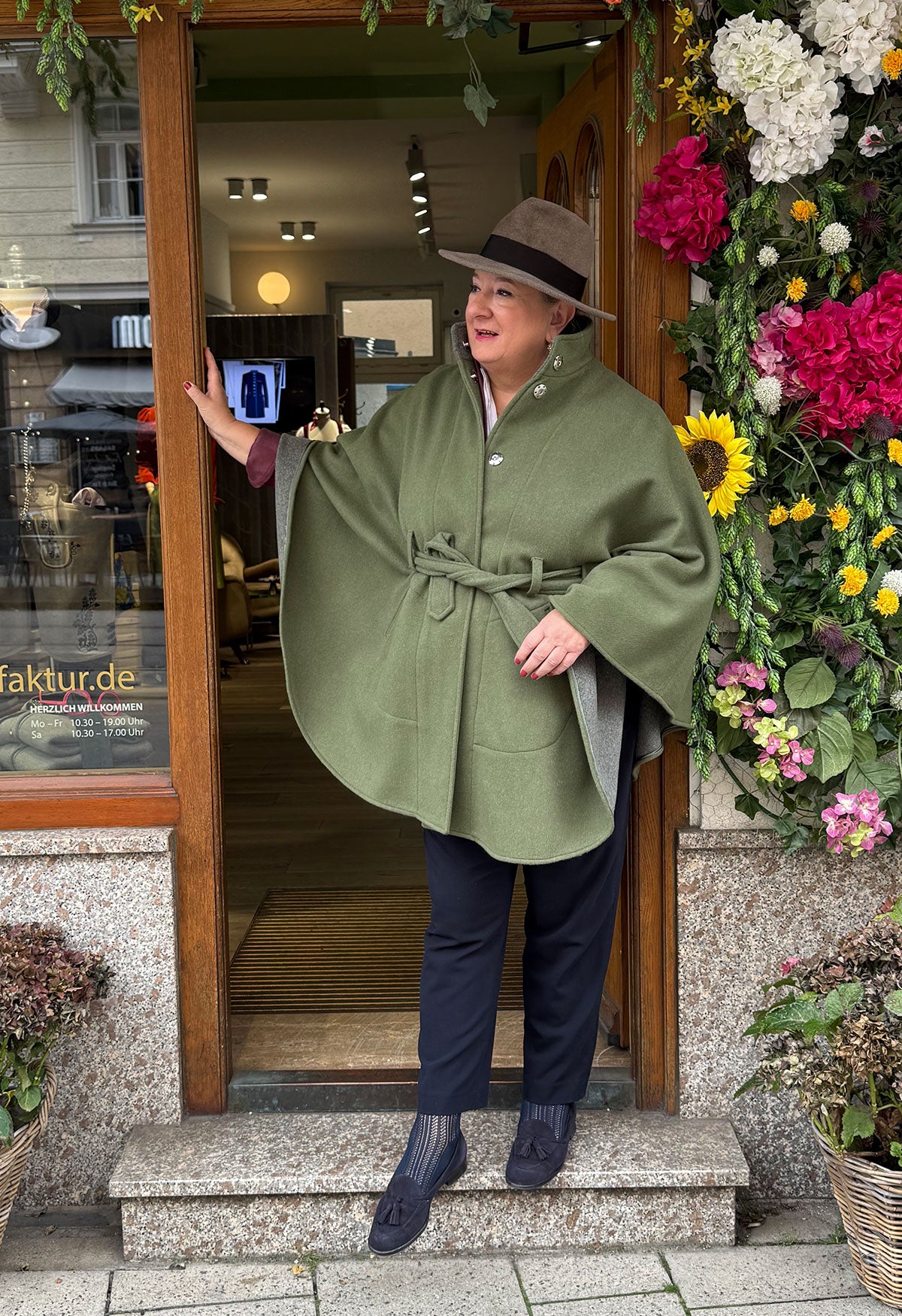 Charlotte Lodencape in der Farbe Salbei mit Grau