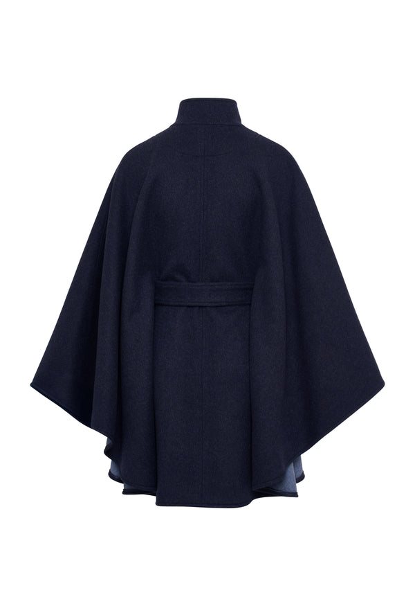 Charlotte Lodencape in der Farbe Dunkelblau mit Hellblau