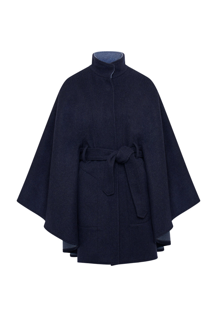 Charlotte Lodencape in der Farbe Dunkelblau mit Hellblau