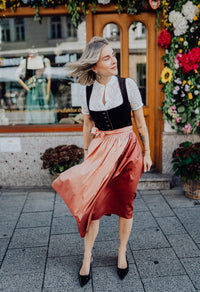 Fanny, Samtdirndl in der Farbe Dunkelbraun