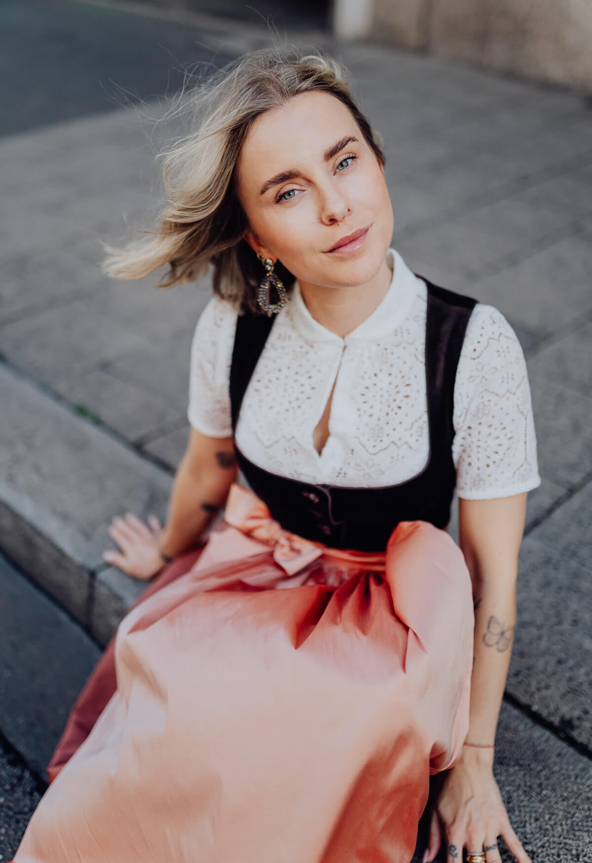 Fanny, Samtdirndl in der Farbe Dunkelbraun