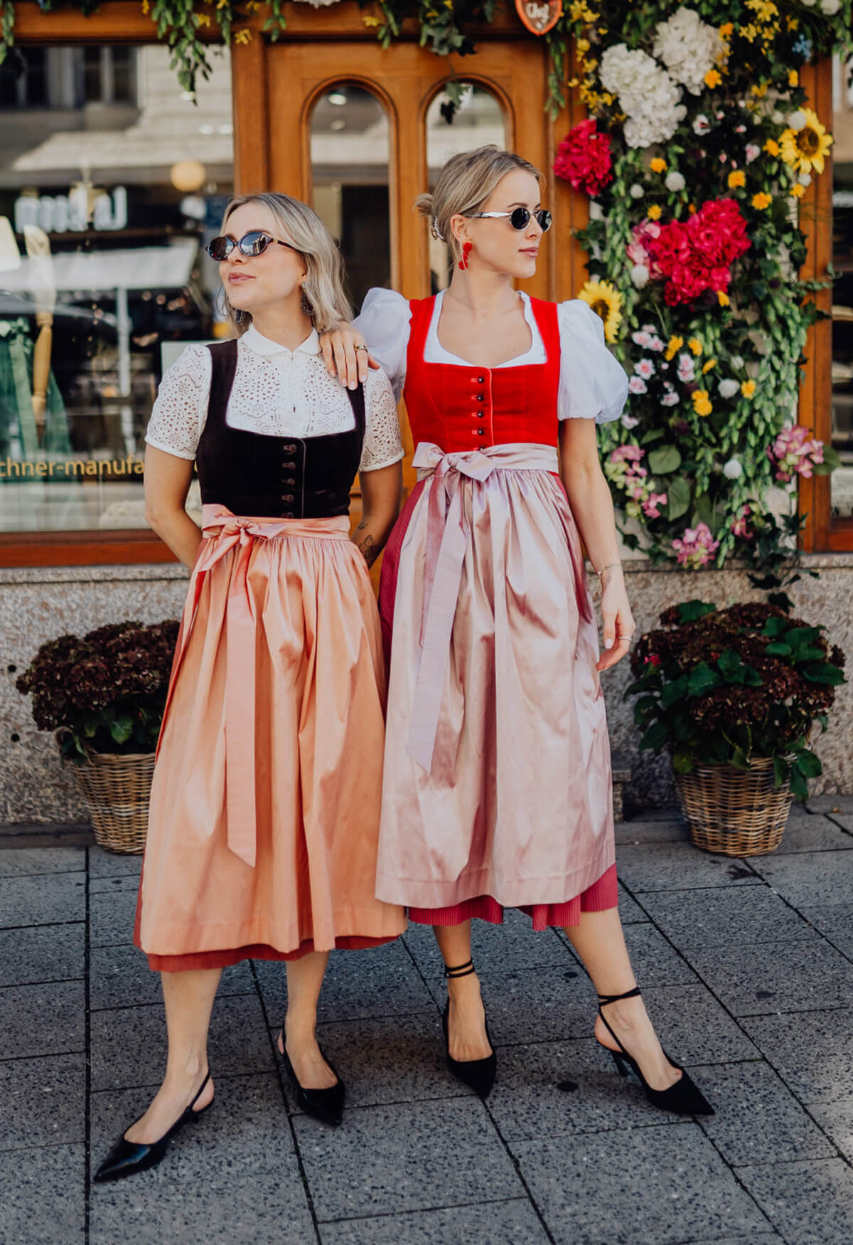 Fanny, Samtdirndl in der Farbe Dunkelbraun