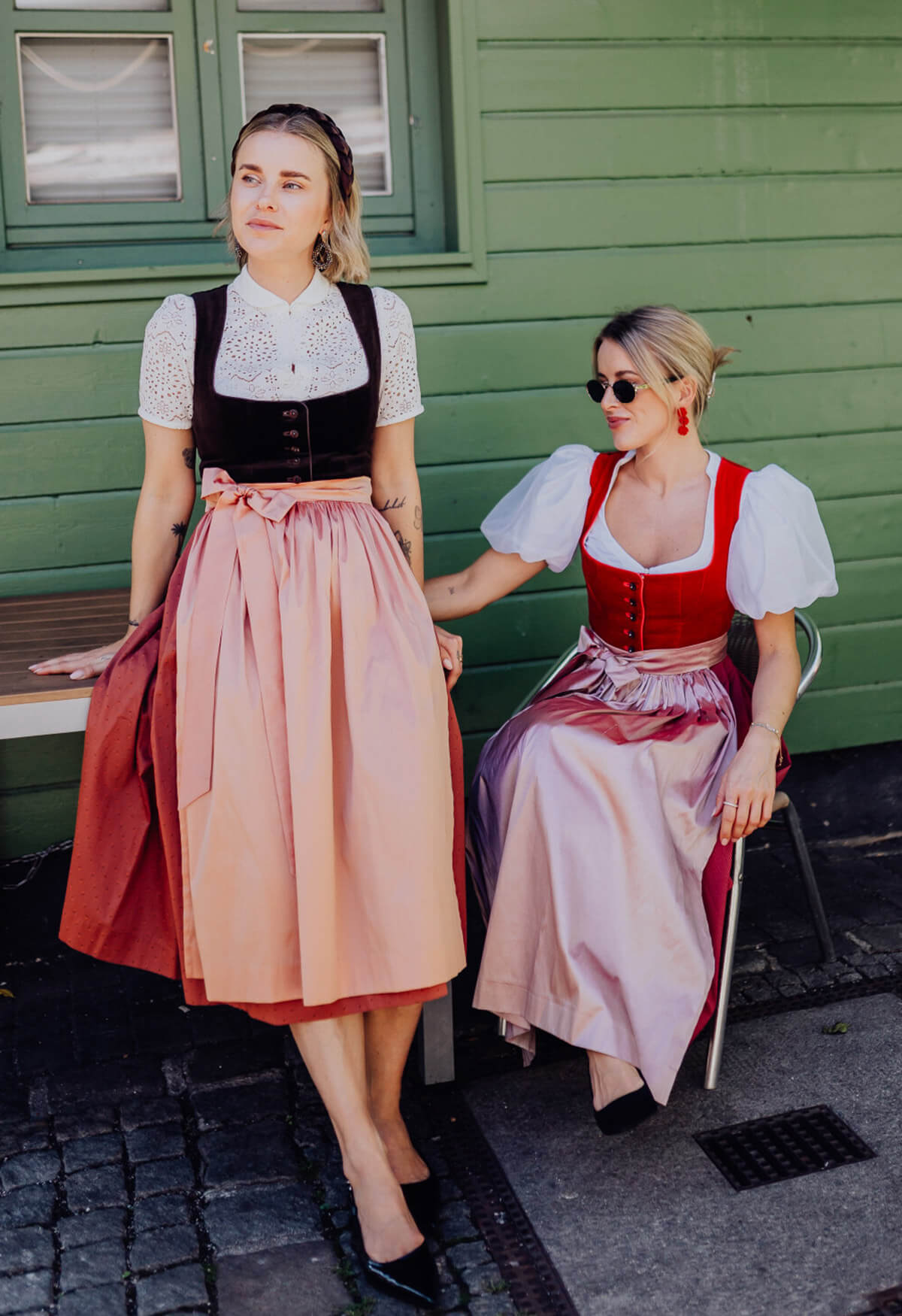 Fanny, Samtdirndl in der Farbe Dunkelbraun