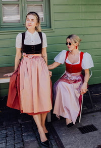 Fanny, Samtdirndl in der Farbe Dunkelbraun