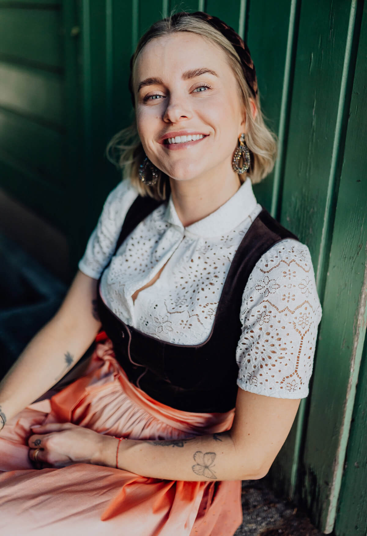 Fanny, Samtdirndl in der Farbe Dunkelbraun