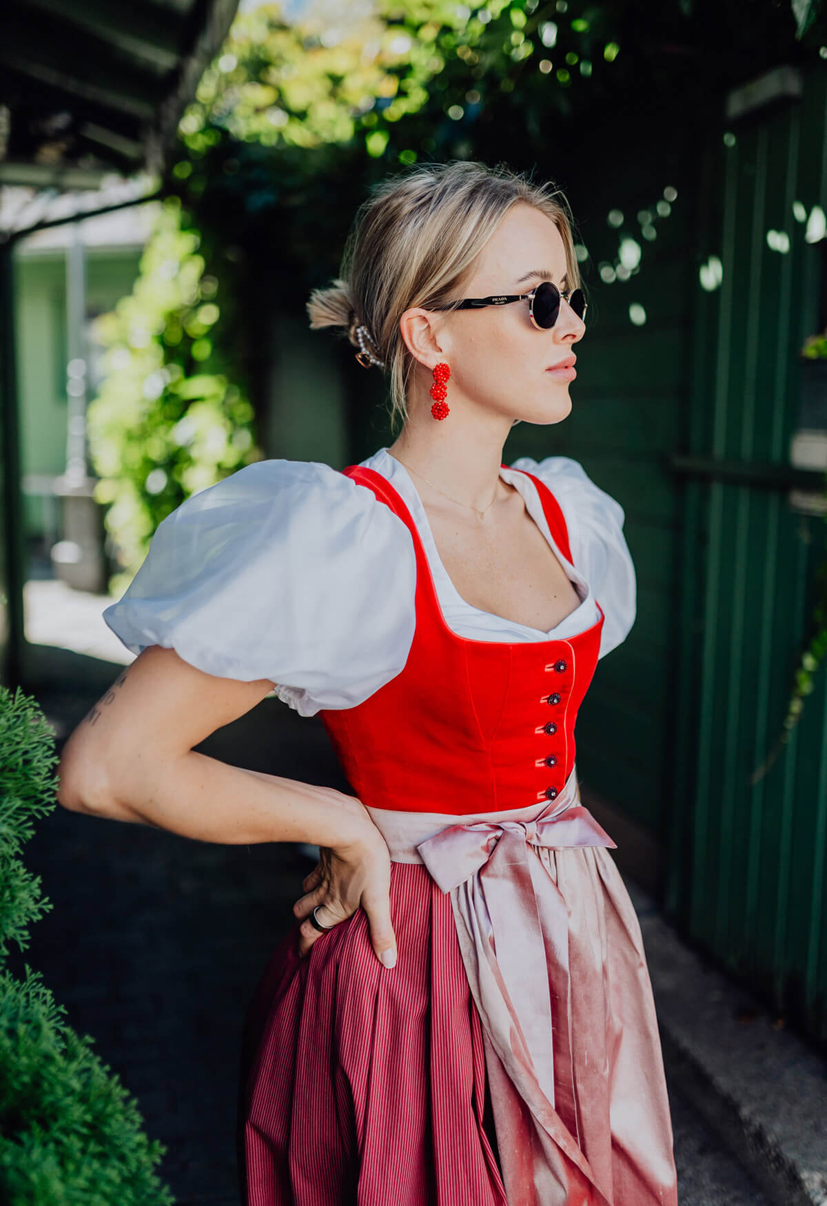 Dirndl Fanny aus rotem Samt