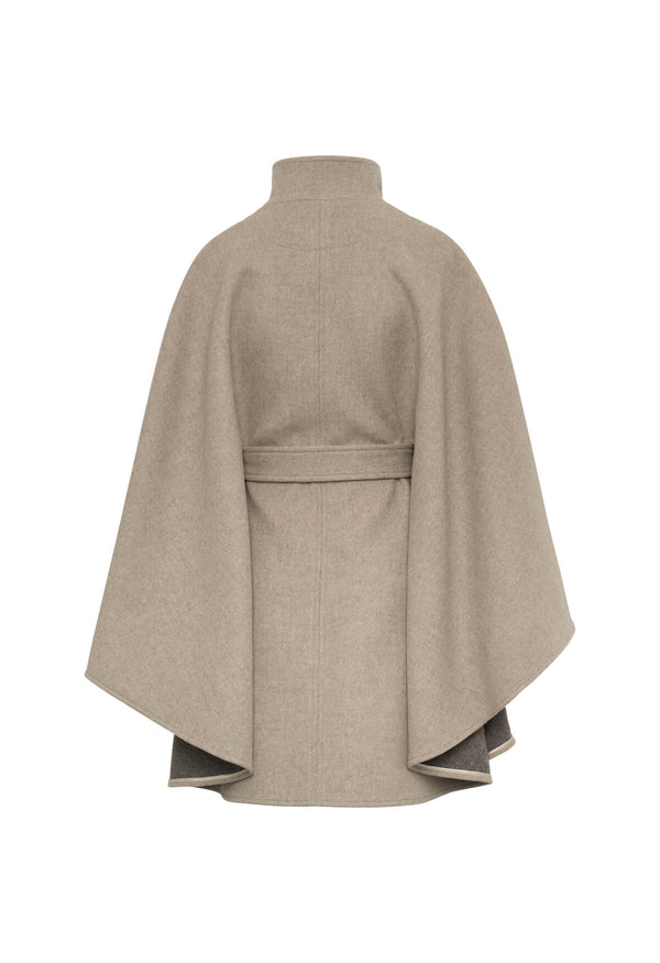 Charlotte Cape in der Farbe Beige mit beige/ grauen Innenseite