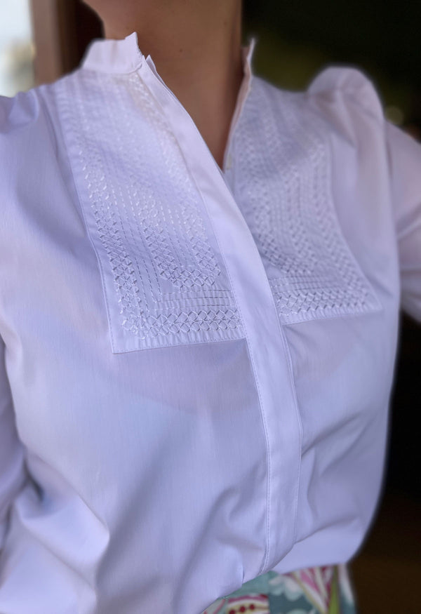 Bluse mit besticktem Einsatz in der Farbe Weiß